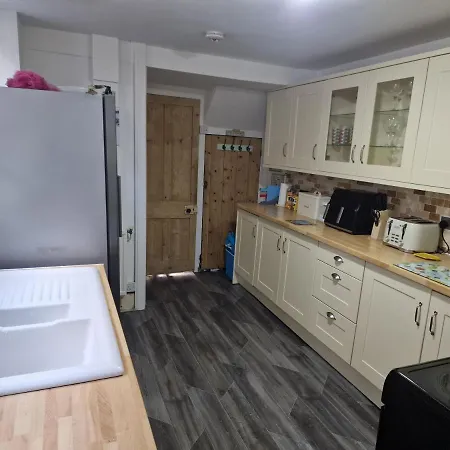 Spacious 4 Double Bedroom House Sleeps 9 Harbour River Views