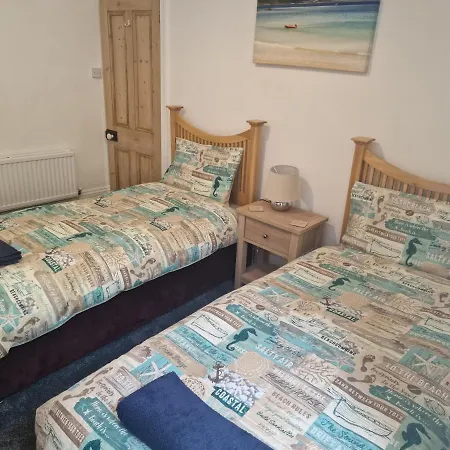 Spacious 4 Double Bedroom House Sleeps 9 Harbour River Views Looe